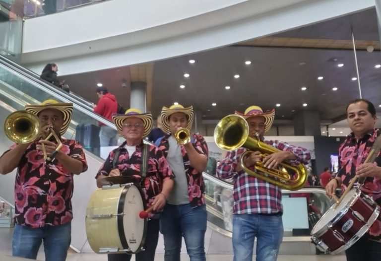 Grupo papayera en vivo en Bogotá interpretando música folclórica para celebraciones