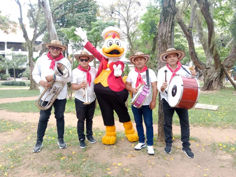 Una papayera en Bogotá ofreciendo ambiente festivo con músicos profesionales