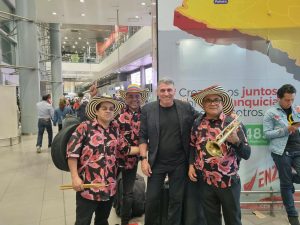 Recibimiento musical con papayera en el Aeropuerto El Dorado de Bogotá