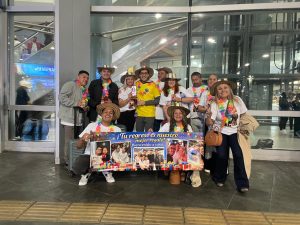 Carteles de Bienvenida en el Aeropuerto El Dorado Bogotá con música en vivo