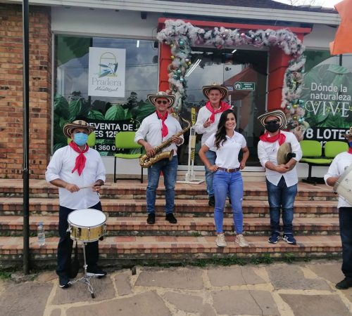 Banda papayera para recibimientos y bienvenidas en el Aeropuerto El Dorado de Bogotá