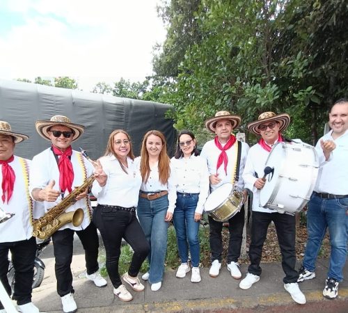Banda papayera en vivo acompañando un recibimiento especial de familiares o amigos en el Aeropuerto El Dorado de Bogotá