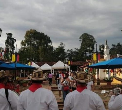 Letrero de bienvenida personalizado para recibir a una persona especial a su llegada al Aeropuerto El Dorado de Bogotá