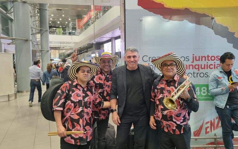 Papayera en el Aeropuerto El Dorado Bogotá para recibimientos con música folclórica colombiana