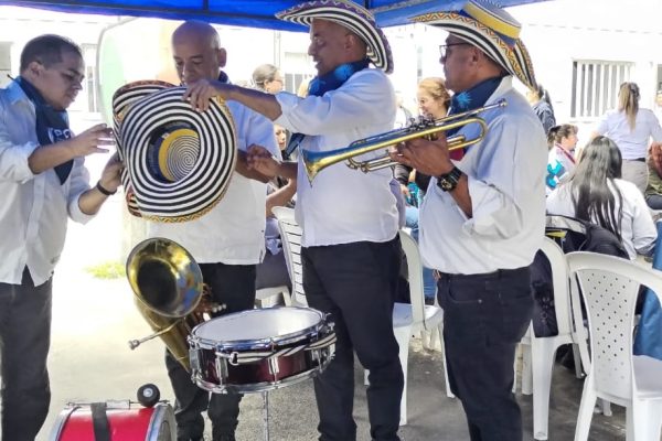 Una papayera Barichara interpretando música tradicional en vivo