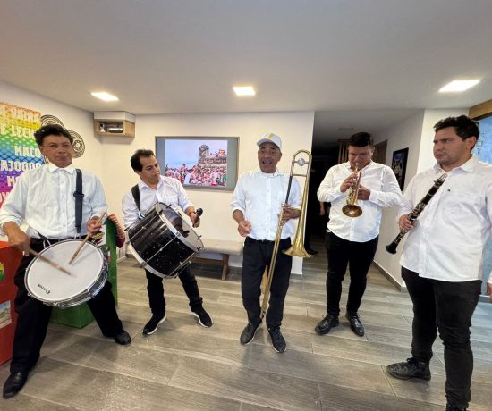 Una papayera en Bogotá brindando música en vivo para celebraciones especiales